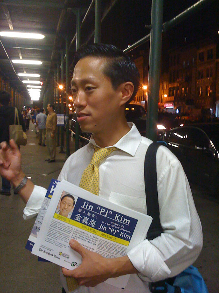 在唐人街拉票的韩裔市议员候选人金真海