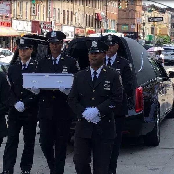 两场陌生人的葬礼 两场陌生人的葬礼