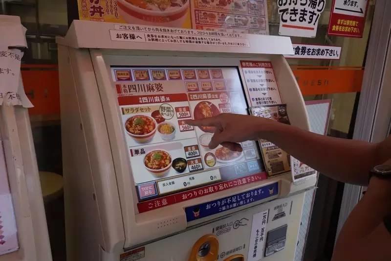 遍布日本街头的这一碗牛肉饭,味道不像你想象得那么美满 遍布日本街头的这一碗牛肉饭,味道不像你想象得那么美满