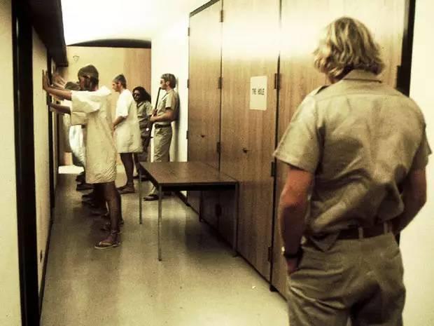 斯坦福监狱实验:每个人的心中都有一个暴君 斯坦福监狱实验:每个人的心中都有一个暴君