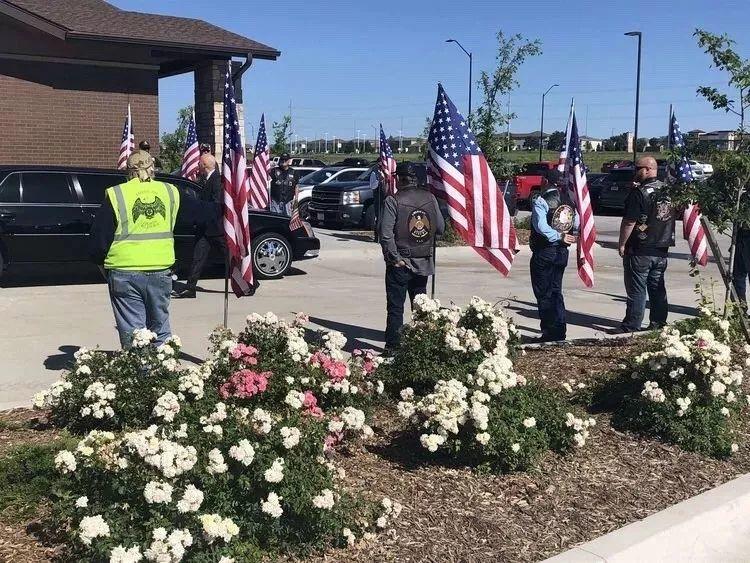 两场陌生人的葬礼 两场陌生人的葬礼