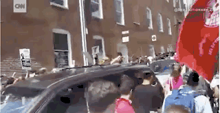 还记得西安那个重锤砸穿同胞头颅的青年吗?这件事如今有了美国版。 还记得西安那个重锤砸穿同胞头颅的青年吗?这件事如今有了美国版。