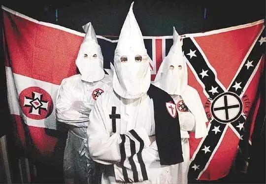 还记得西安那个重锤砸穿同胞头颅的青年吗?这件事如今有了美国版。 还记得西安那个重锤砸穿同胞头颅的青年吗?这件事如今有了美国版。