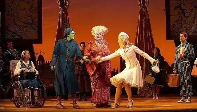 我打算请几个人去看百老汇音乐剧。 我打算请几个人去看百老汇音乐剧。