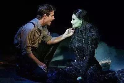 我打算请几个人去看百老汇音乐剧。 我打算请几个人去看百老汇音乐剧。