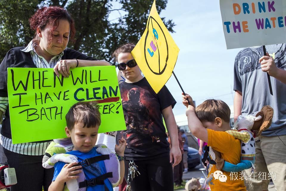 10万人喝了18个月的毒水,政府还一再说是安全的,直到一个母亲站出来揭开了真相 10万人喝了18个月的毒水,政府还一再说是安全的,直到一个母亲站出来揭开了真相