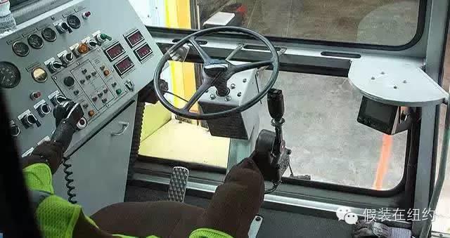 这个黄色的怪物,就是金门大桥的安全保障 这个黄色的怪物,就是金门大桥的安全保障