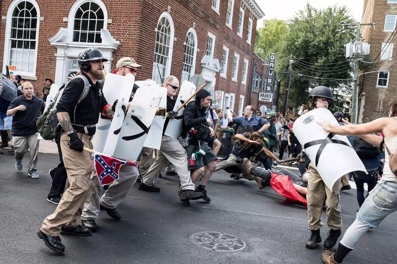 还记得西安那个重锤砸穿同胞头颅的青年吗?这件事如今有了美国版。 还记得西安那个重锤砸穿同胞头颅的青年吗?这件事如今有了美国版。