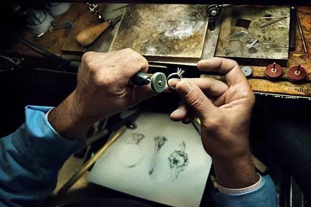 蒂芙尼蓝凭什么成为世界上最昂贵的蓝色? 蒂芙尼蓝凭什么成为世界上最昂贵的蓝色?