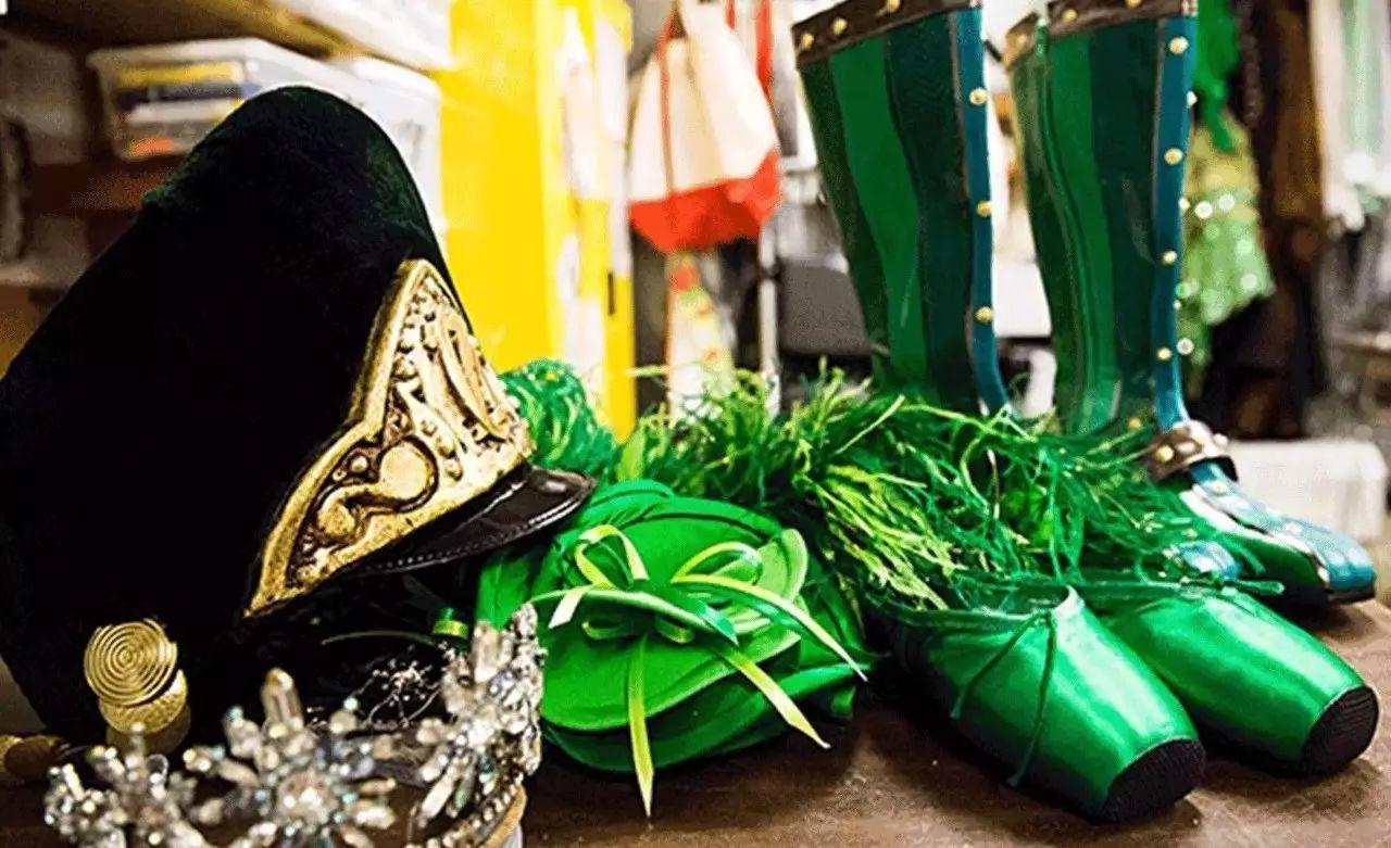 我打算请几个人去看百老汇音乐剧。 我打算请几个人去看百老汇音乐剧。