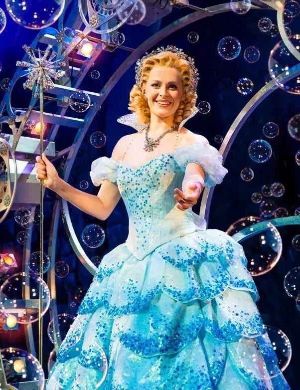 我打算请几个人去看百老汇音乐剧。 我打算请几个人去看百老汇音乐剧。