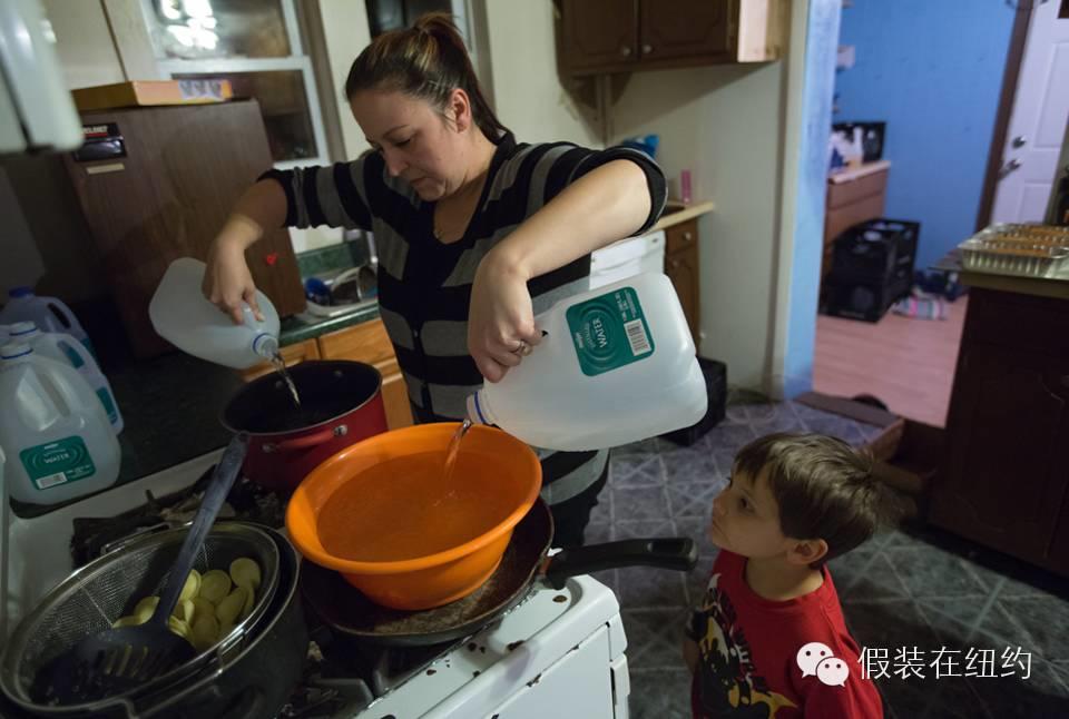 10万人喝了18个月的毒水,政府还一再说是安全的,直到一个母亲站出来揭开了真相 10万人喝了18个月的毒水,政府还一再说是安全的,直到一个母亲站出来揭开了真相