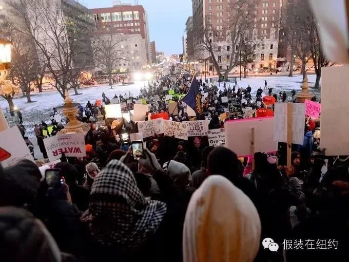 10万人喝了18个月的毒水,政府还一再说是安全的,直到一个母亲站出来揭开了真相 10万人喝了18个月的毒水,政府还一再说是安全的,直到一个母亲站出来揭开了真相