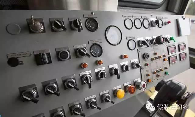 这个黄色的怪物,就是金门大桥的安全保障 这个黄色的怪物,就是金门大桥的安全保障