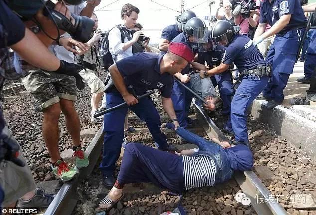 “淹死在海里的,是人性,是人性!” “淹死在海里的,是人性,是人性!”