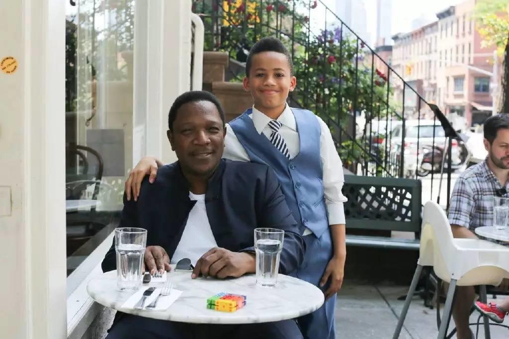 一个小男孩因为自己是同性恋而苦恼,希拉里这样安慰他 一个小男孩因为自己是同性恋而苦恼,希拉里这样安慰他