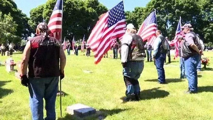 两场陌生人的葬礼 两场陌生人的葬礼