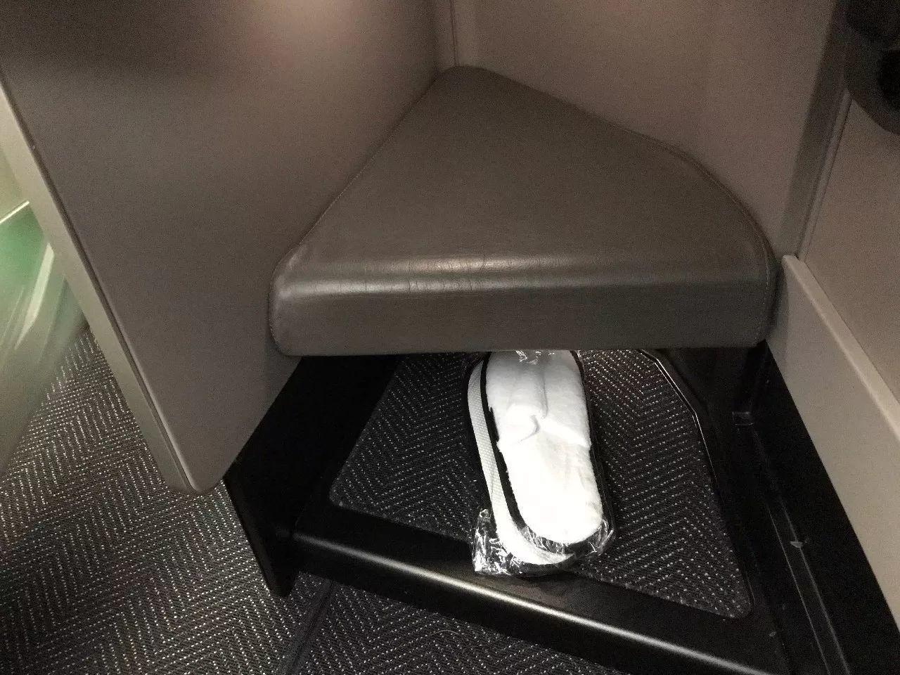 乘坐美联航全新的商务舱是什么样的体验? 乘坐美联航全新的商务舱是什么样的体验?