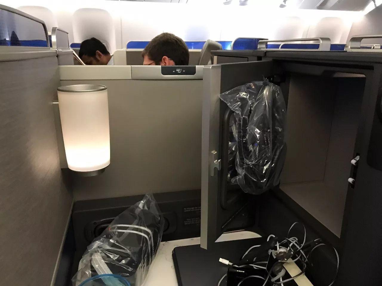 乘坐美联航全新的商务舱是什么样的体验? 乘坐美联航全新的商务舱是什么样的体验?