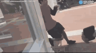 还记得西安那个重锤砸穿同胞头颅的青年吗?这件事如今有了美国版。 还记得西安那个重锤砸穿同胞头颅的青年吗?这件事如今有了美国版。