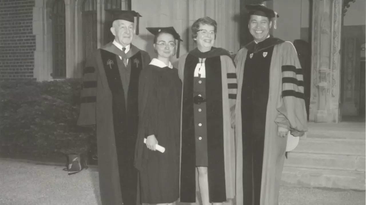 媒体今天都在宣布希拉里获胜，但是她的对手还拒绝承认失败 | 玻璃天花板上的1800万道裂痕