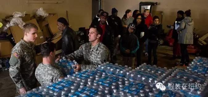 10万人喝了18个月的毒水,政府还一再说是安全的,直到一个母亲站出来揭开了真相 10万人喝了18个月的毒水,政府还一再说是安全的,直到一个母亲站出来揭开了真相