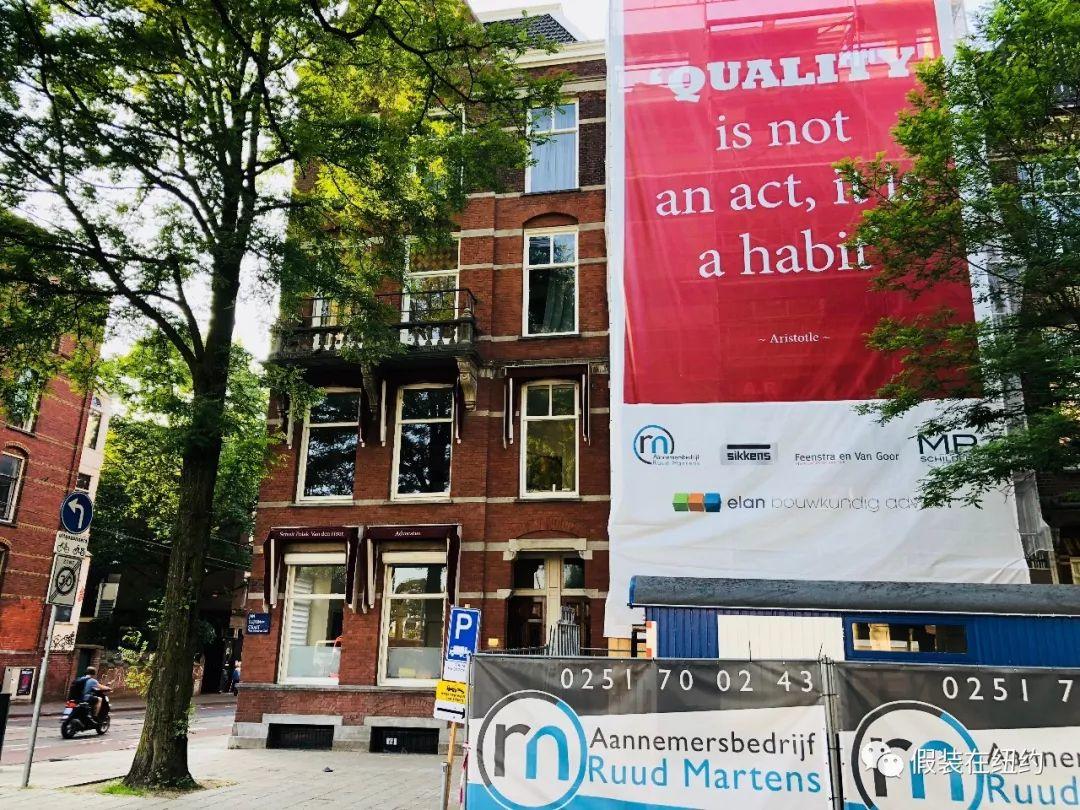 中国建筑工地写“质量就是泰山”,国外的工地会写什么? 中国建筑工地写“质量就是泰山”,国外的工地会写什么?