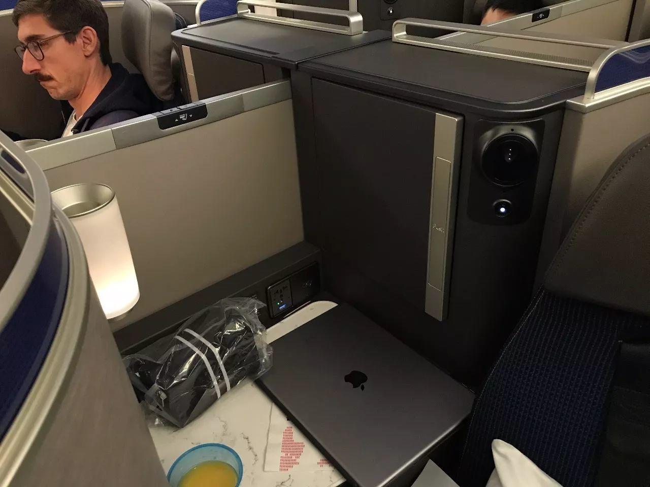 乘坐美联航全新的商务舱是什么样的体验? 乘坐美联航全新的商务舱是什么样的体验?