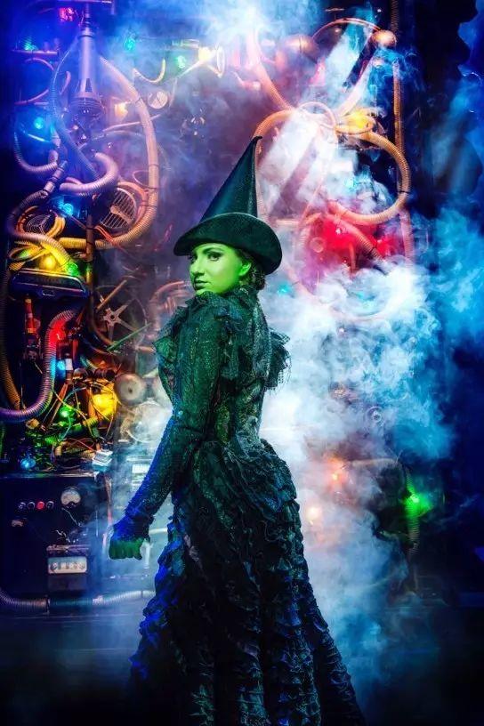 我打算请几个人去看百老汇音乐剧。 我打算请几个人去看百老汇音乐剧。