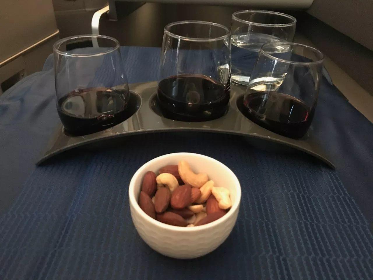 乘坐美联航全新的商务舱是什么样的体验? 乘坐美联航全新的商务舱是什么样的体验?