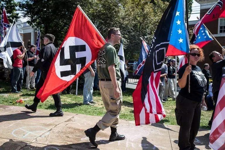 还记得西安那个重锤砸穿同胞头颅的青年吗?这件事如今有了美国版。 还记得西安那个重锤砸穿同胞头颅的青年吗?这件事如今有了美国版。