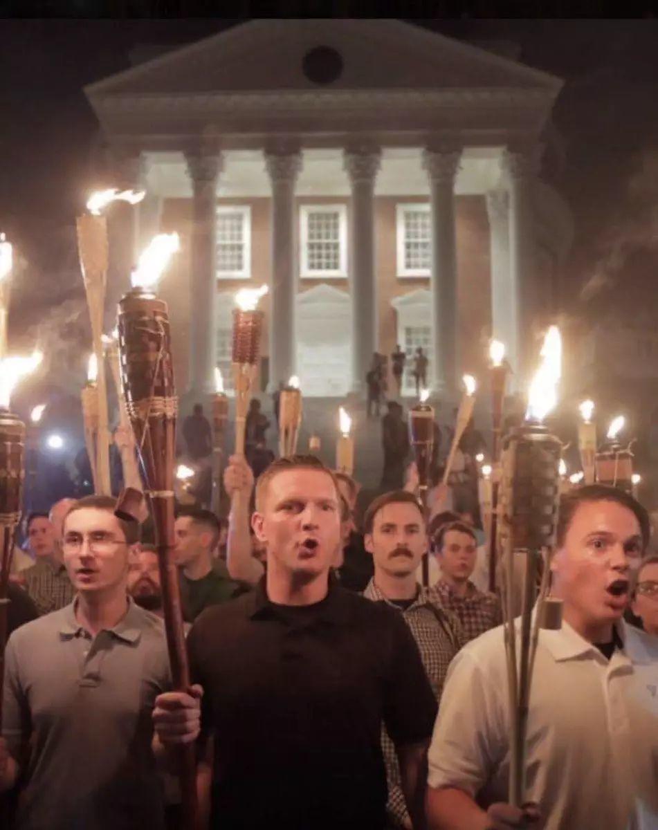 还记得西安那个重锤砸穿同胞头颅的青年吗?这件事如今有了美国版。 还记得西安那个重锤砸穿同胞头颅的青年吗?这件事如今有了美国版。