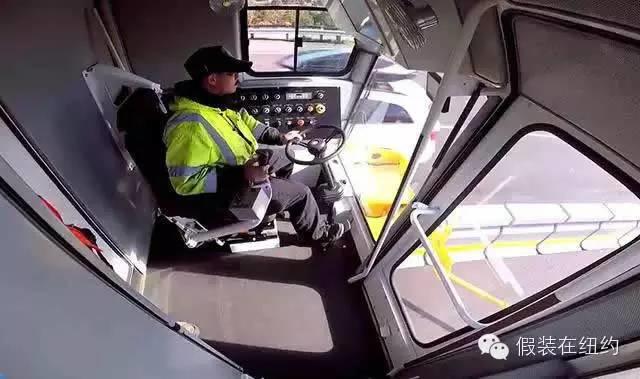 这个黄色的怪物,就是金门大桥的安全保障 这个黄色的怪物,就是金门大桥的安全保障