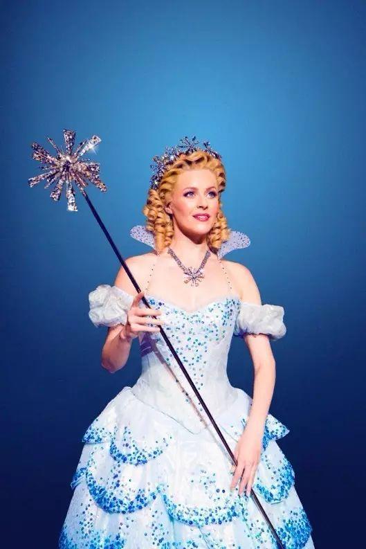 我打算请几个人去看百老汇音乐剧。 我打算请几个人去看百老汇音乐剧。