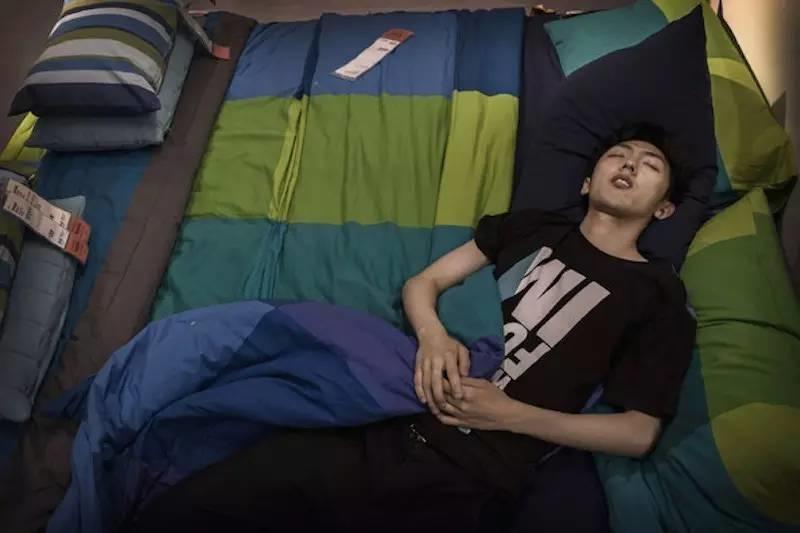 世界百大未解之谜之为什么中国人喜欢在宜家睡觉? 世界百大未解之谜之为什么中国人喜欢在宜家睡觉?