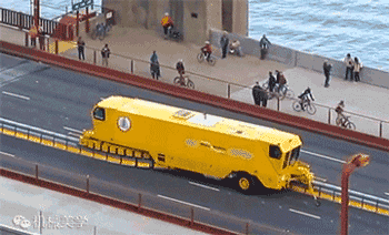 这个黄色的怪物,就是金门大桥的安全保障 这个黄色的怪物,就是金门大桥的安全保障