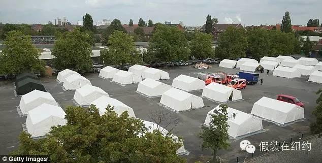 “淹死在海里的,是人性,是人性!” “淹死在海里的,是人性,是人性!”