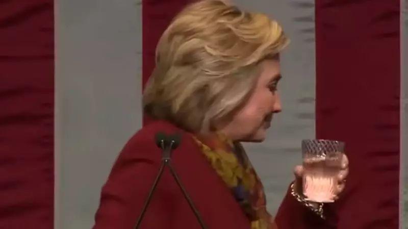 希拉里能撑到11月8日那一天吗?我真的开始担心了。 希拉里能撑到11月8日那一天吗?我真的开始担心了。