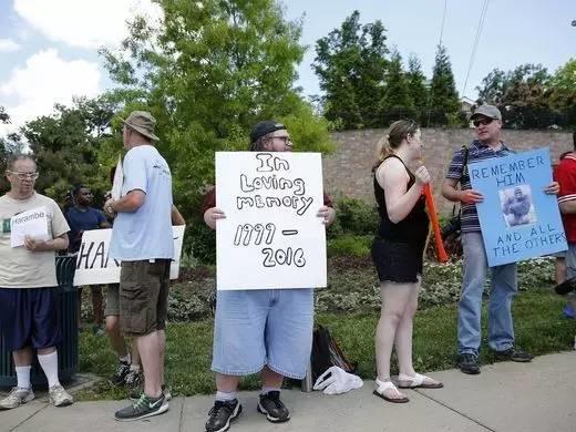 当全世界在为一只大猩猩的死愤怒的时候,1000个人正在地中海里静静地死去 当全世界在为一只大猩猩的死愤怒的时候,1000个人正在地中海里静静地死去