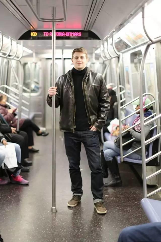 一个小男孩因为自己是同性恋而苦恼,希拉里这样安慰他 一个小男孩因为自己是同性恋而苦恼,希拉里这样安慰他