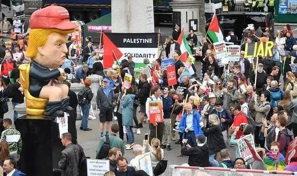 特朗普访英,弥漫着诡异和尴尬的气氛 特朗普访英,弥漫着诡异和尴尬的气氛