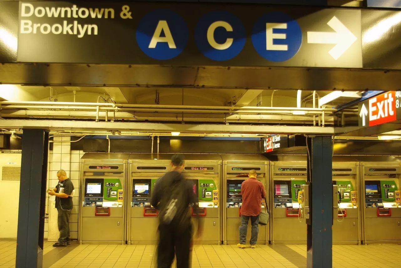 纽约真烂,地铁这么破,比北京上海差远了 纽约真烂,地铁这么破,比北京上海差远了