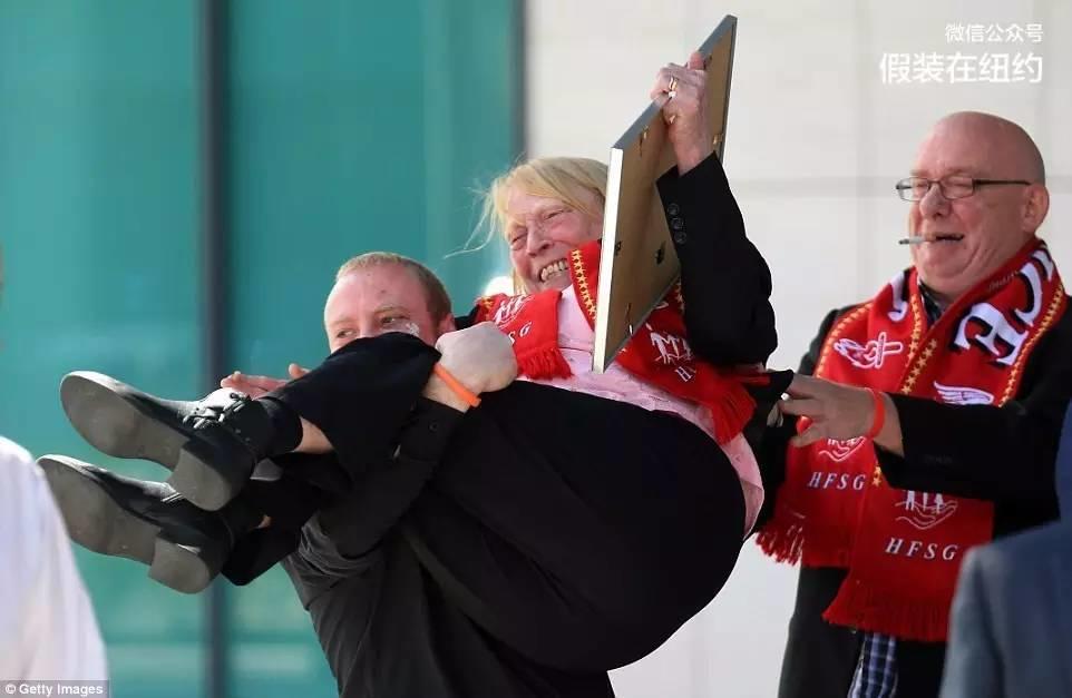 插在英国人心头27年的一根刺,终于拔掉了 | 迟来的正义 插在英国人心头27年的一根刺,终于拔掉了 | 迟来的正义