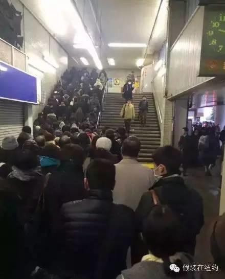 听说今天东京下了第一场雪，这张照片把我吓到了