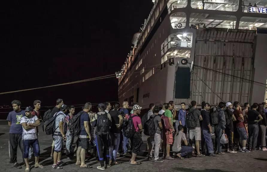 无数人正在穿过那片悲伤的水域 无数人正在穿过那片悲伤的水域