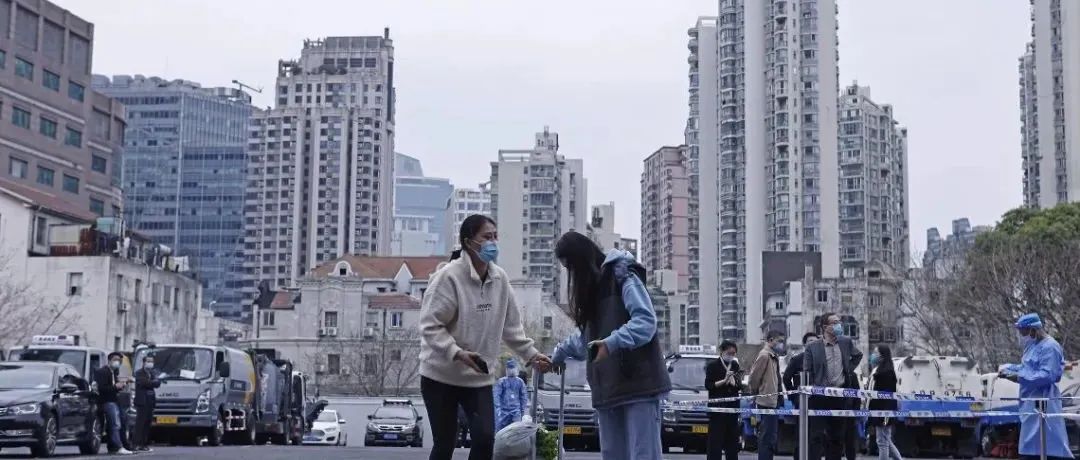 此时此刻，生活在一种巨大的不确定里